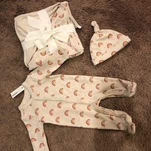 NWT girl’s GYMBOREE rainbow onesie set w/ blanket